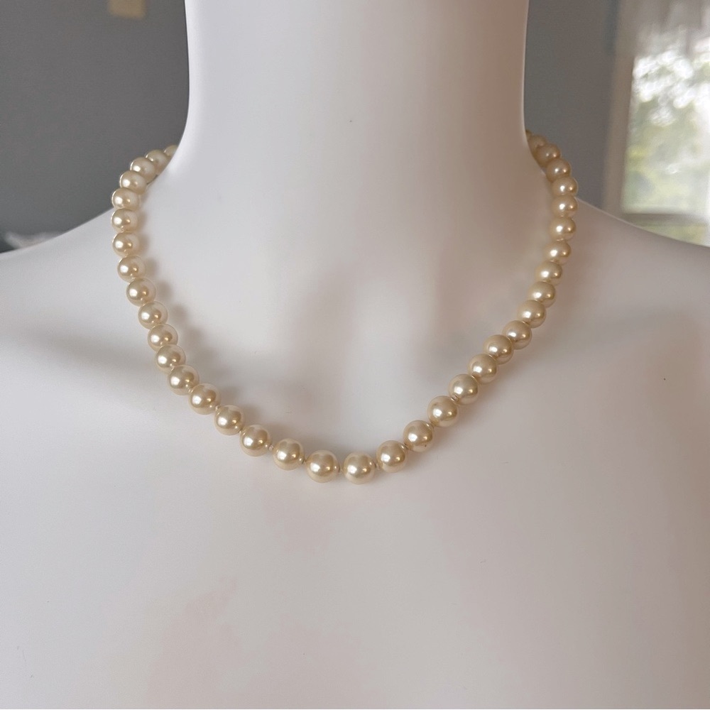 Vintage Faux pearl necklace. Gold tone clasp. 18”.
